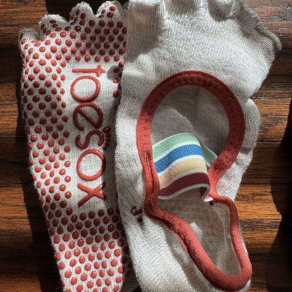 LOT - 4 pairs Pilates / Barre / Yoga socks - ToeSox and Tuckett - Picture 4 of 5